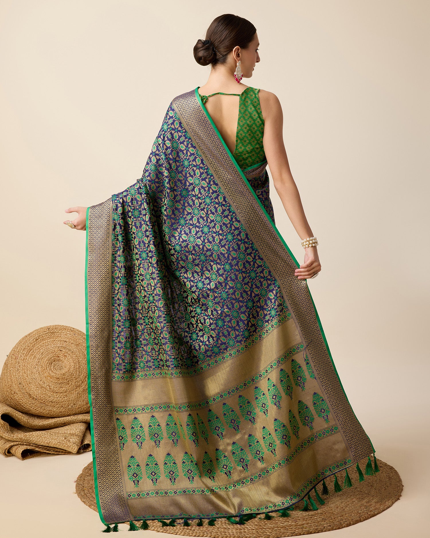 Vera Fashion: Radiant Handwoven Silk Patola Saree with Zari Pallu